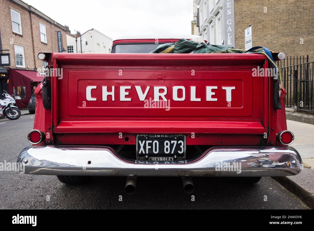 Ein roter Chevrolet Pickup-Truck, der auf der Portobello Road, London, England, geparkt ist Stockfoto