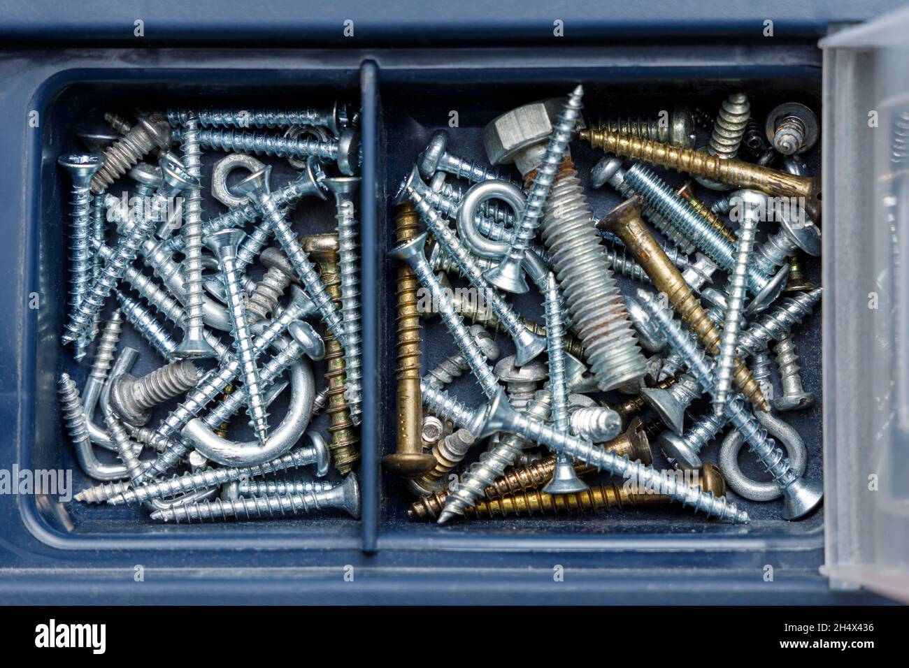 Werkzeugkasten mit Nägeln, Schrauben und Schrauben Stockfoto