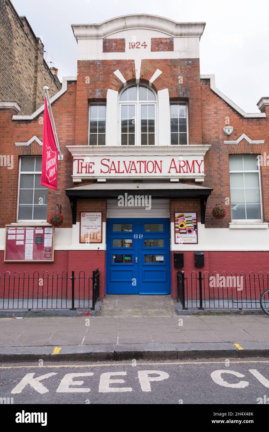 Der Eingang zum Gebäude der Heilsarmee an der Portobello Road, London, England, Großbritannien Stockfoto