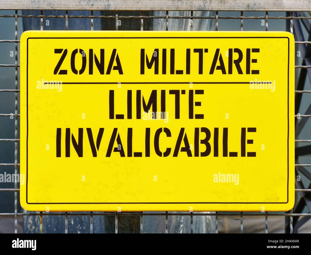 schild Verbot außerhalb des Militärgebiets mit der italienischen Textübersetzung: Militärische Zone unüberwindliche Grenze Stockfoto