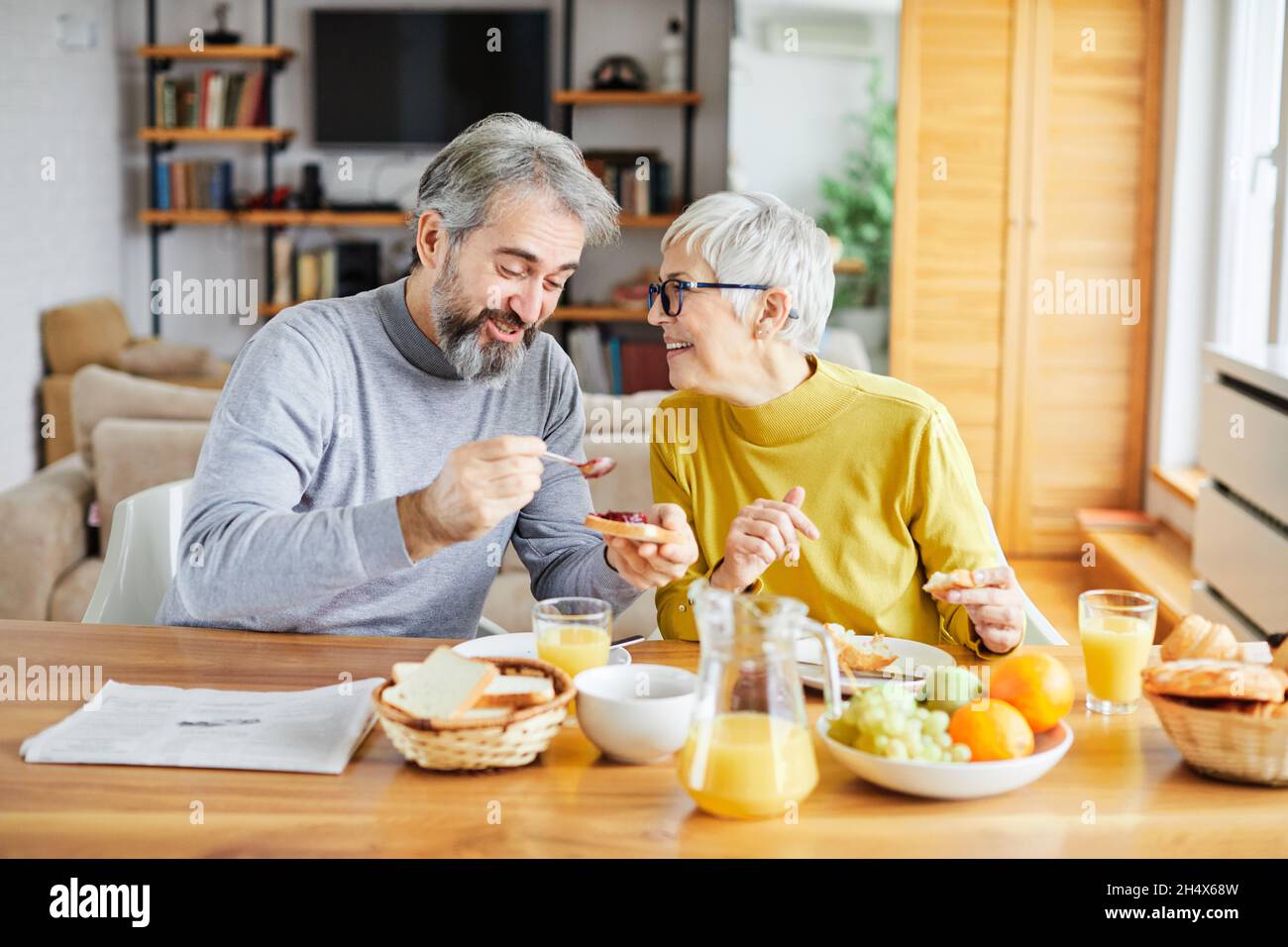 Senior paar Frühstück zu Hause Essen Lifestyle Esstisch Stockfoto