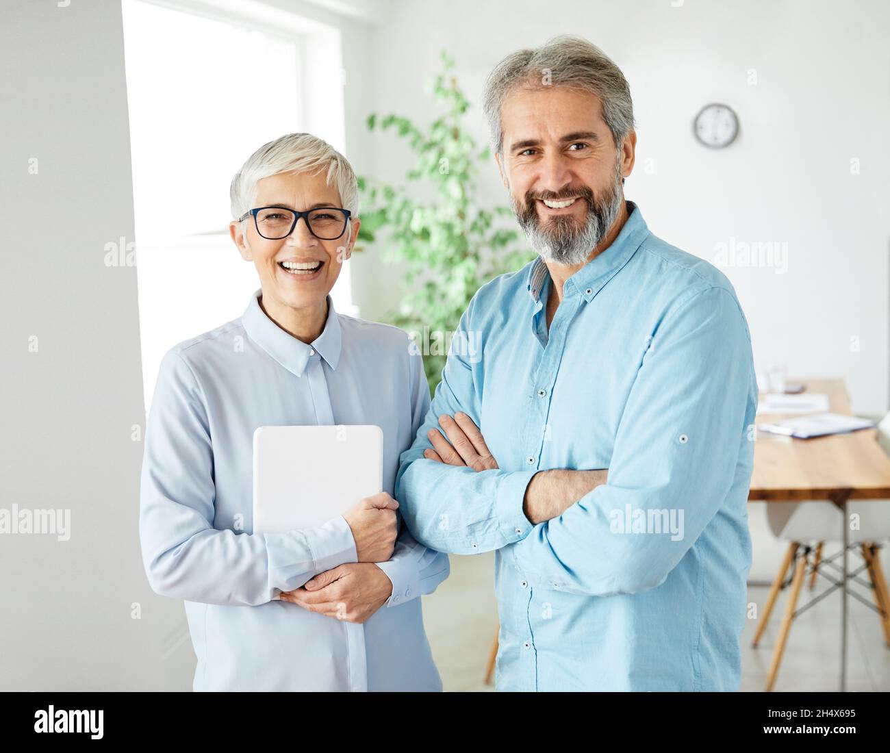 Senior Business Mann Frau Büro glücklich Team Kollegen arbeiten Stockfoto