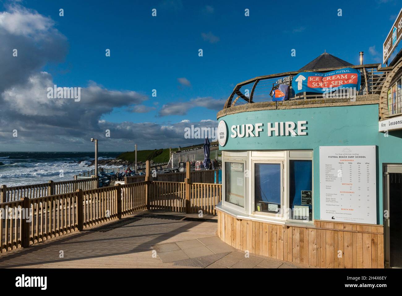 Surf Hire Shop am Fistral Beach in Newquay in Cornwall. Stockfoto