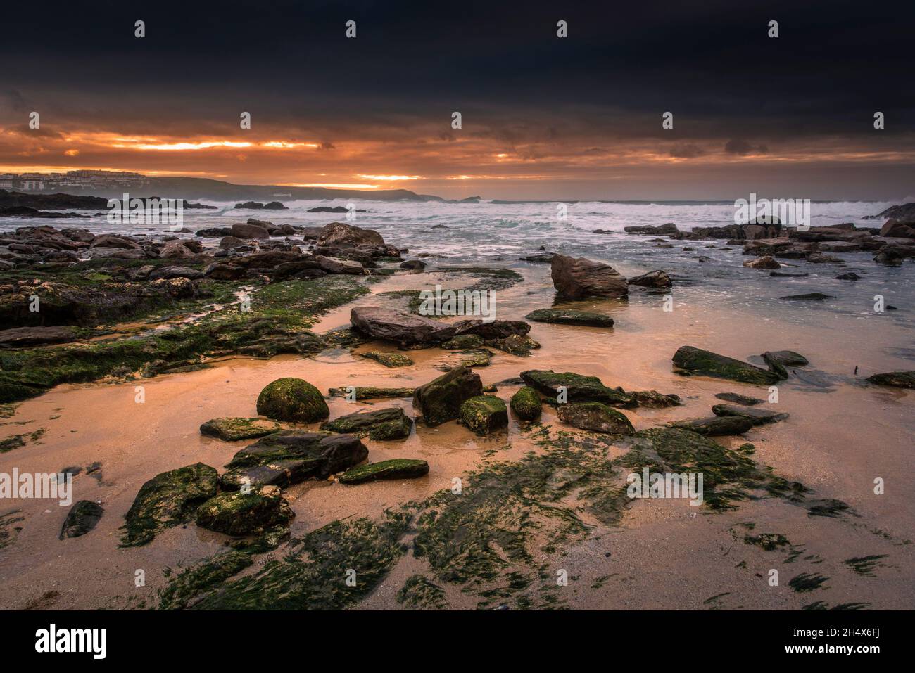 Abendlicht bei ankommender Flut am abgeschiedenen Little Fistral Beach an der Küste von Newquay in Cornwall. Stockfoto