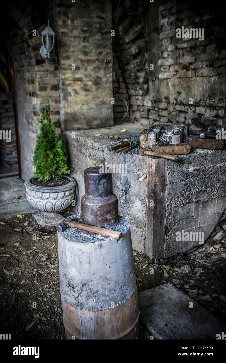 Schmiedewerkzeuge im mittelalterlichen Stil Stockfoto