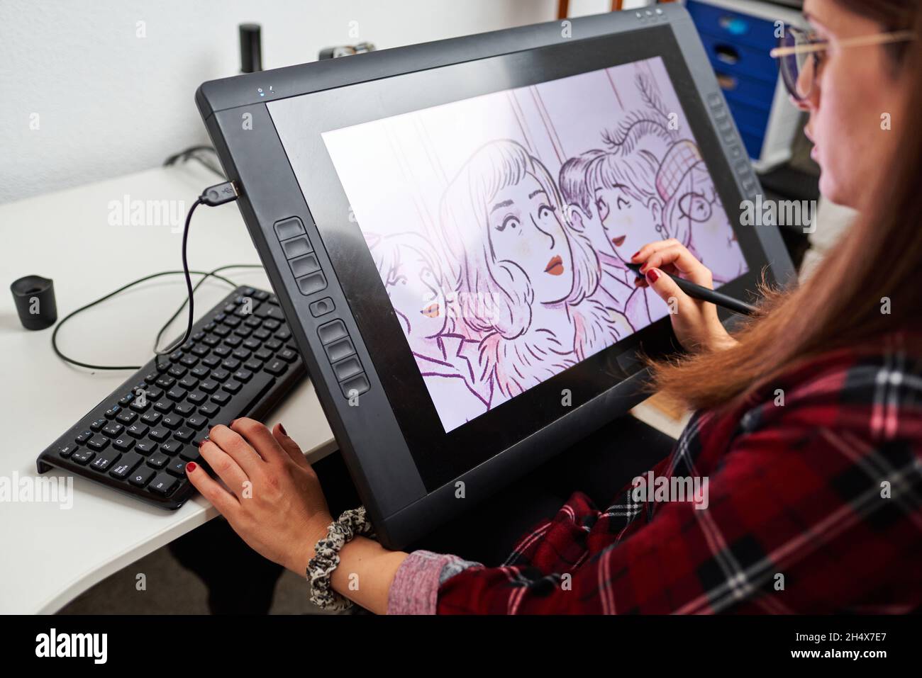 Kaukasische Künstlerin Illustratorin Malerei Zeichnung auf Touch-Digital-Tablet mit Stift Stockfoto