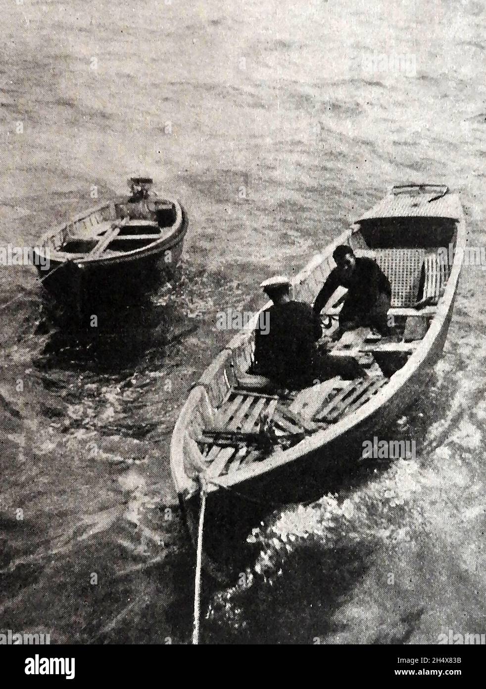 WWI - HMS MIGHTY ATOM (links), das kleinste motorisierte Boot der britischen Marine aus dem Ersten Weltkrieg. Stockfoto