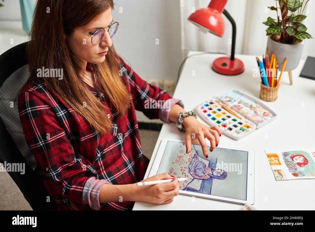 Kaukasische Künstlerin Illustratorin Malerei Zeichnung auf Touch-Digital-Tablet mit Stift Stockfoto