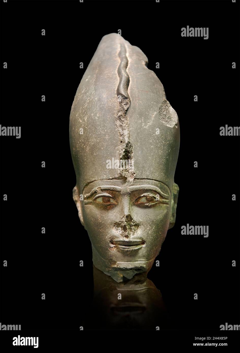 Alte ägyptische Statue Skulptur Kopf von Psamtik III, 664-596 v. Chr., 26. Dynastie, Grauwacke. Louvre Museum Inv. E10706. Psamtik III trägt das Weiß Stockfoto