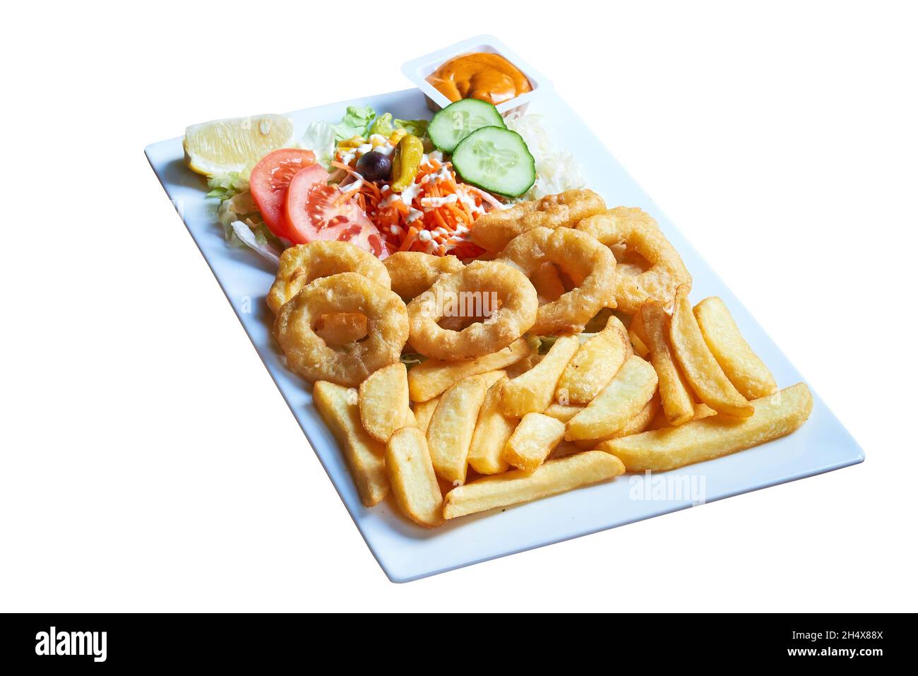 Schuss von Kalamares und pommes auf dem Teller. Isoliert auf Weiß mit Beschneidungspfad Stockfoto