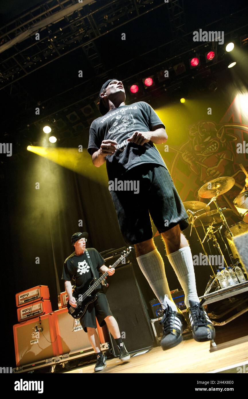 Whitfield Crane of Ugly Kid Joe unterstützt Alice Cooper live in der Civic Hall, Wolverhampton Stockfoto