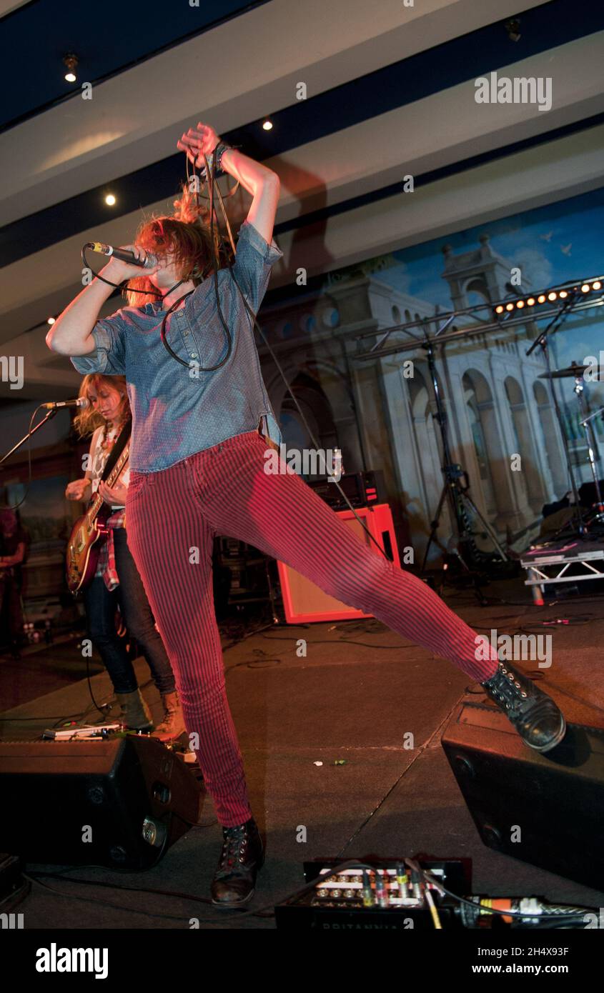 Emily Armstrong von Dead Sara spielt auf der Bühne während der Vans Warped Tour im Alexandra Palace, London. Stockfoto