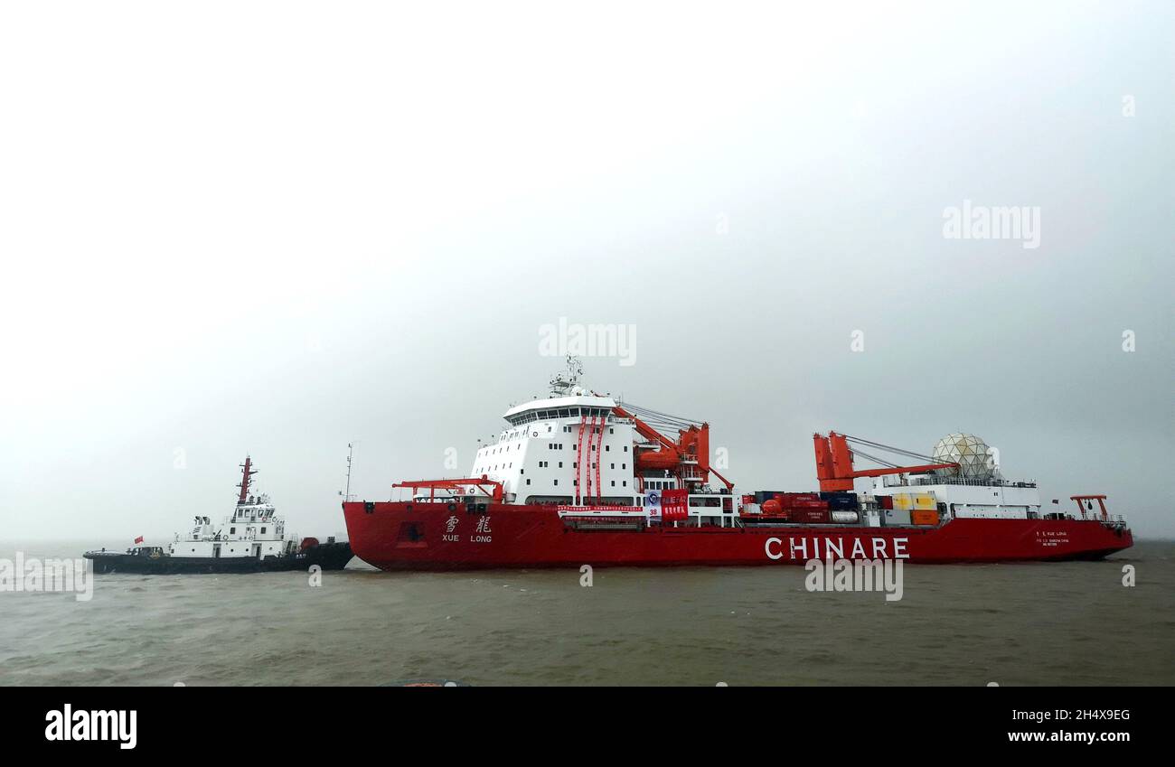 (211105) -- SHANGHAI, 5. November 2021 (Xinhua) -- der chinesische Forschungseisbrecher Xuelong oder Schneedrache macht sich am 5. November 2021 auf den Weg zur 38. Antarktisexpedition in Shanghai, Ostchina. Die erste Gruppe von 154 Forschern auf dem Schiff wird Mitte April nächsten Jahres nach China zurückkehren. (Polar Research Institute of China/Handout via Xinhua) Stockfoto