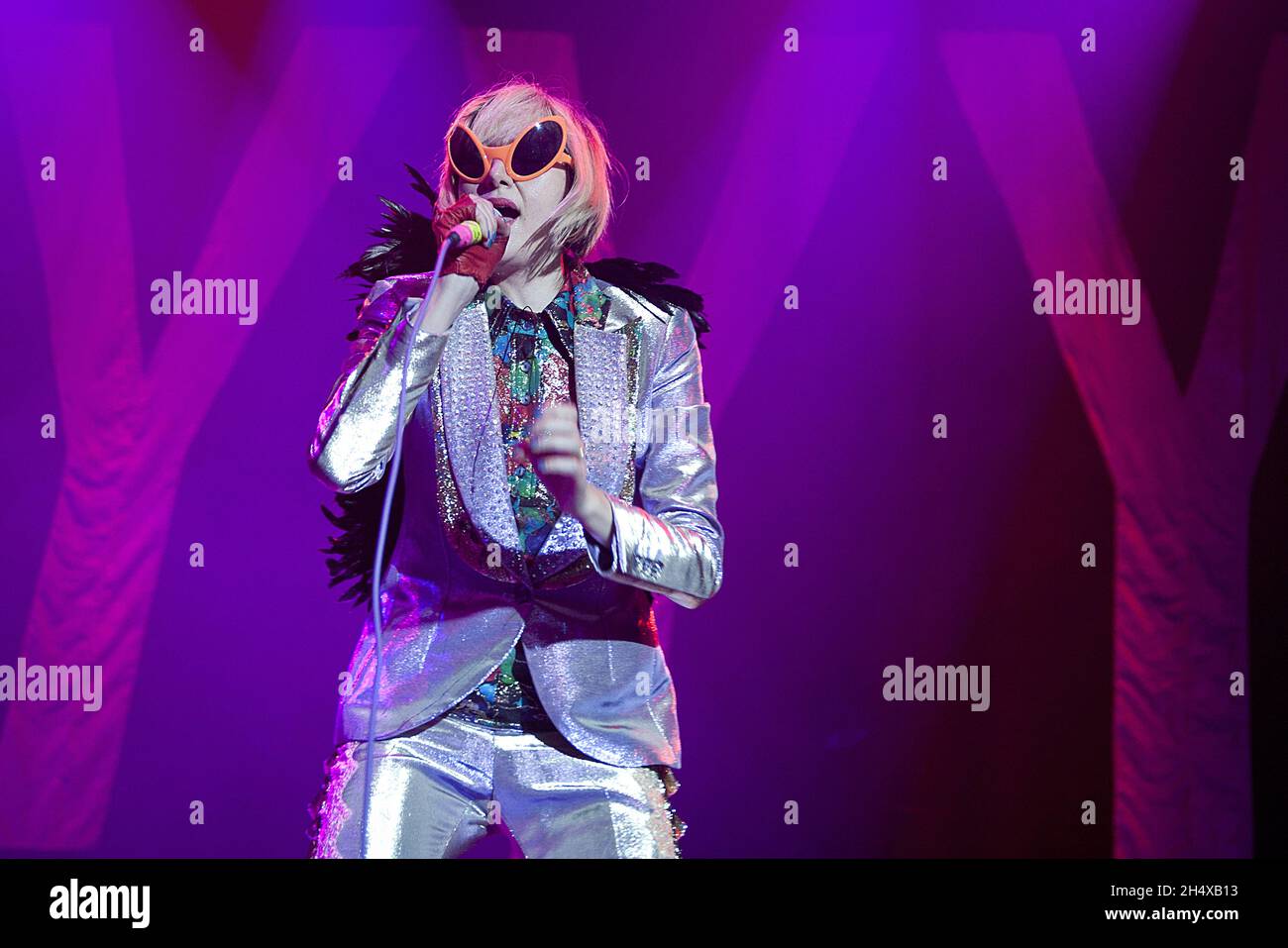 Karen O von The Yeah Yeahs tritt auf der Bühne des ATP Festivals, Alexandra Palace, London, auf. Stockfoto