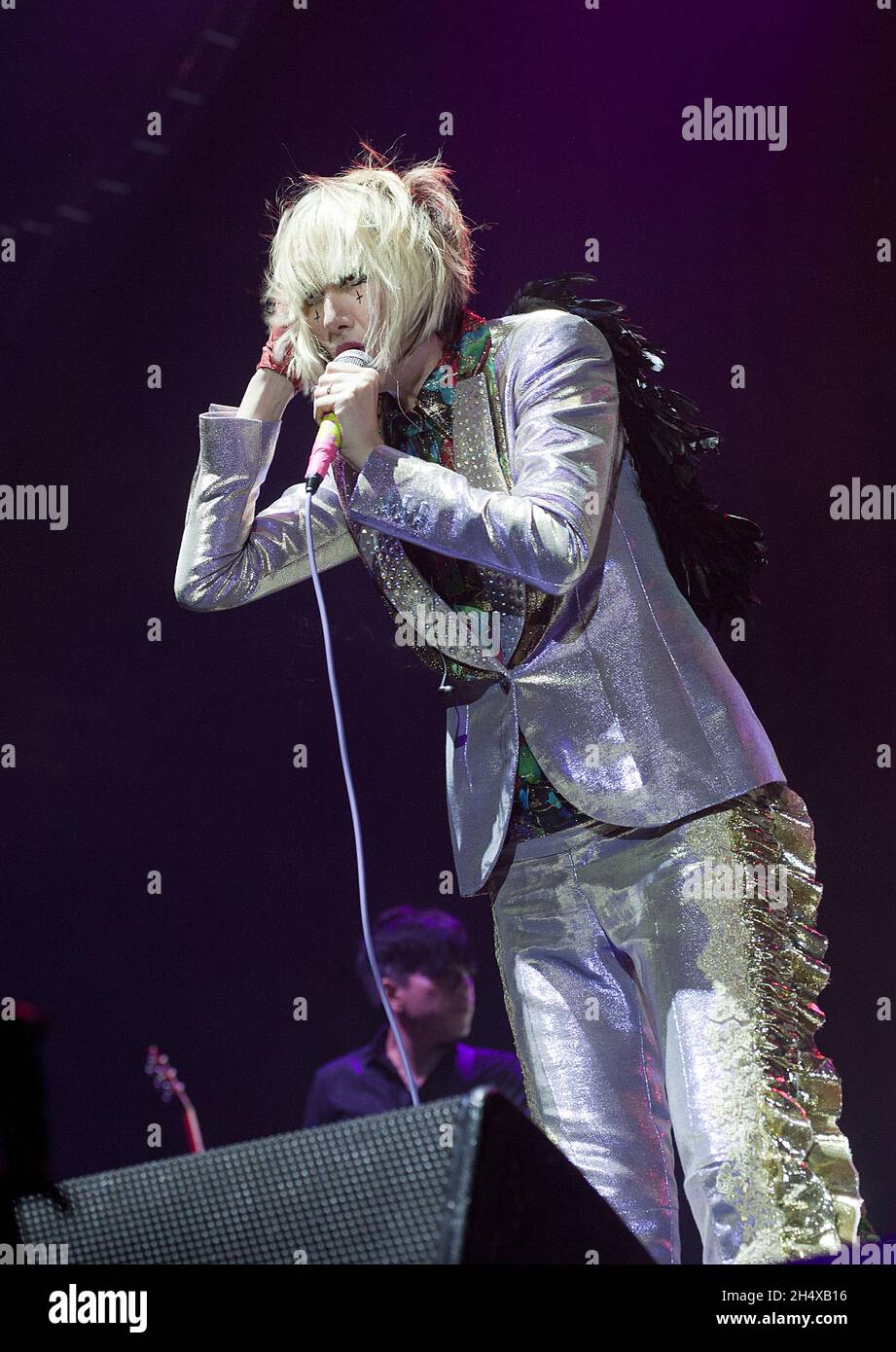 Karen O von The Yeah Yeahs tritt auf der Bühne des ATP Festivals, Alexandra Palace, London, auf. Stockfoto