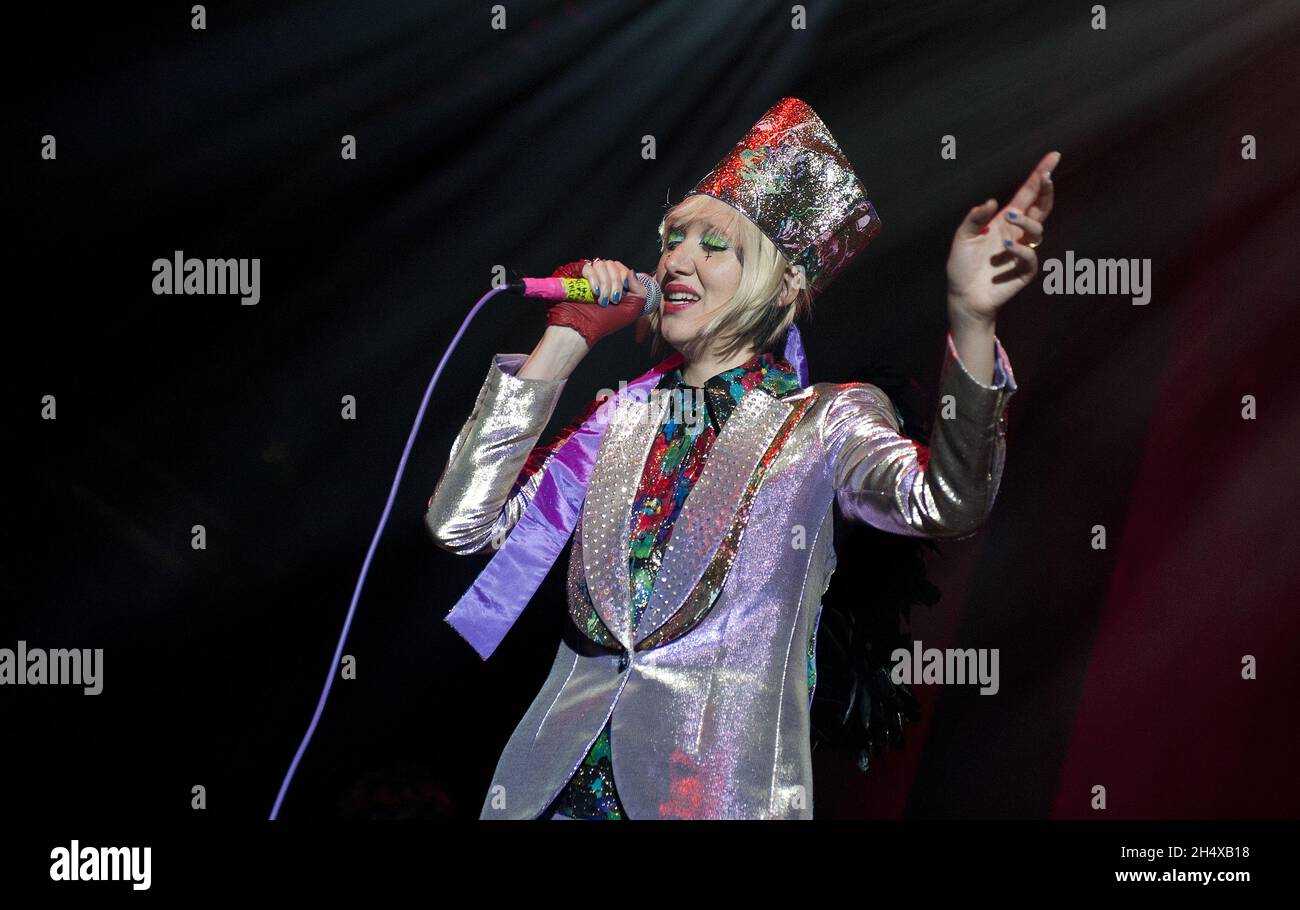 Karen O von The Yeah Yeahs tritt auf der Bühne des ATP Festivals, Alexandra Palace, London, auf. Stockfoto