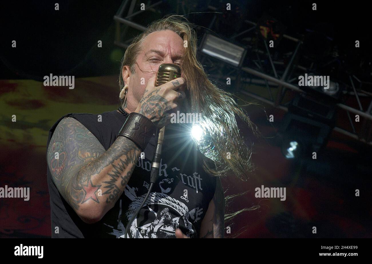 Dez Fafara of Devil Driver tritt am 3. Tag beim Bloodstock Open Air Festival 2013 in der Catton Hall am 11. August 2013 auf der Bühne auf. Stockfoto