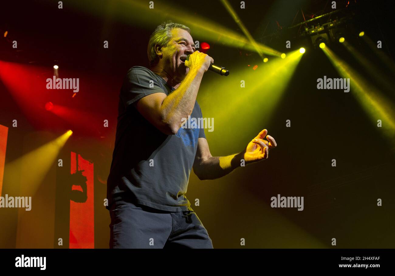 Ian Gillan von Deep Purple tritt live auf der Bühne der National Indoor Arena (NIA) in Birmingham auf Stockfoto