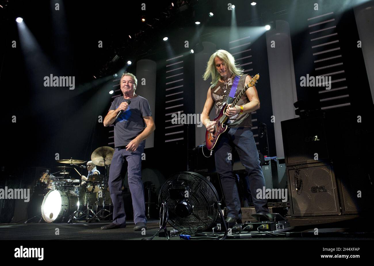 Steve Morse und Iann Gillan von Deep Purple treten live auf der Bühne der National Indoor Arena (NIA) - Birmingham auf Stockfoto