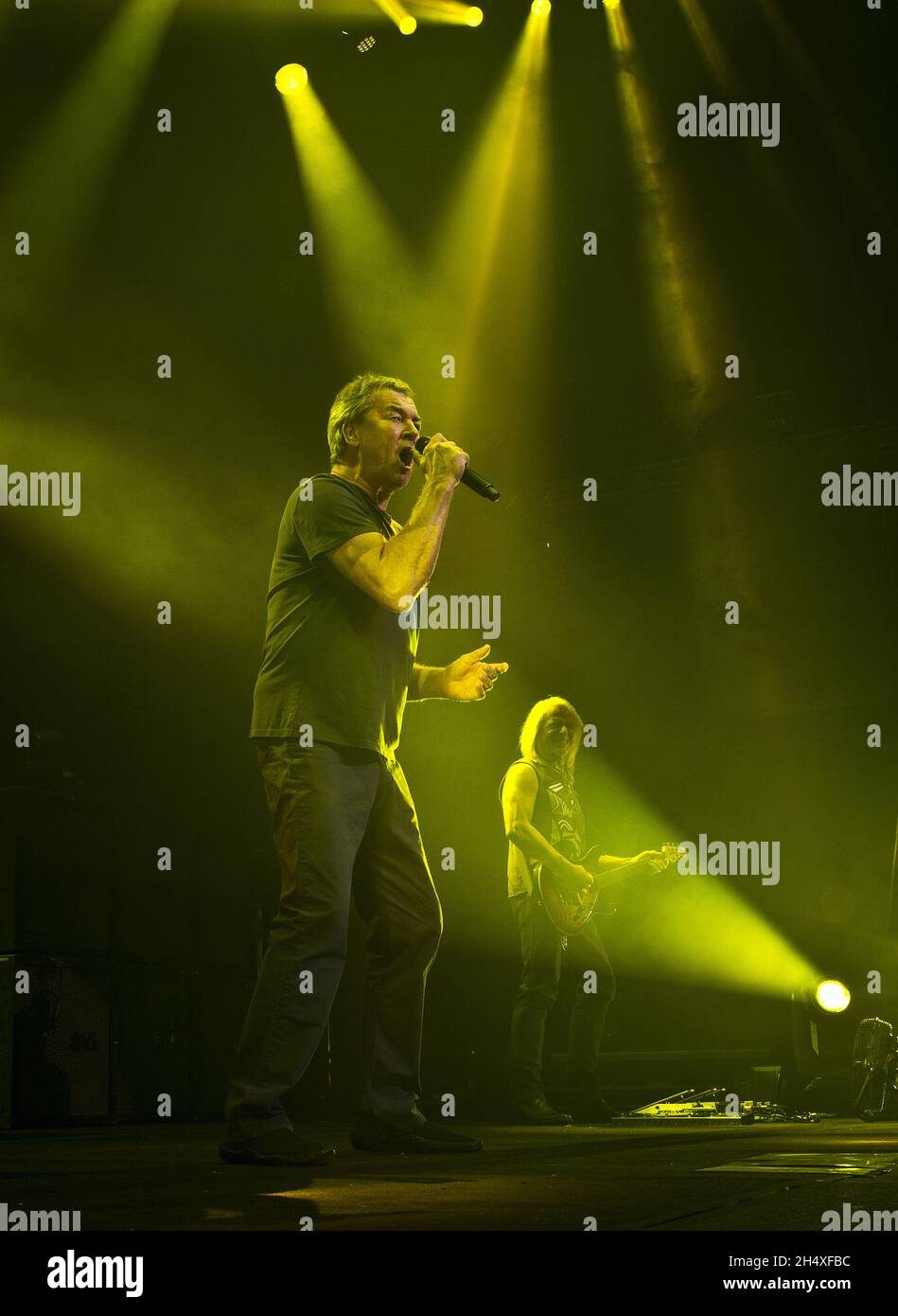 Steve Morse und Iann Gillan von Deep Purple treten live auf der Bühne der National Indoor Arena (NIA) - Birmingham auf Stockfoto