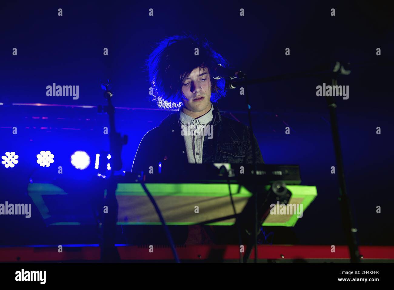 Dot Major von London Grammar spielt live auf der Bühne der Academy 02 in Birmingham. Stockfoto