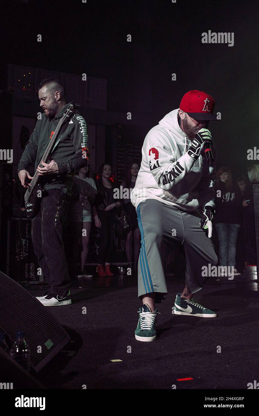 Sam Ips Fred Durst und Sam Lips of Limp Bizkit live auf der Bühne während der ...