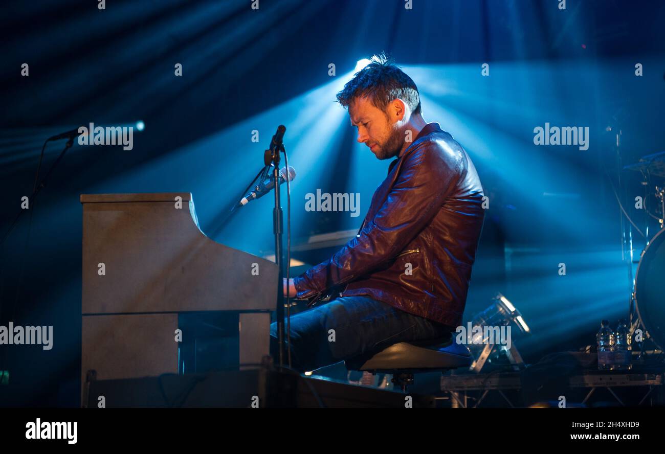 Damon Albarn spielt live auf der Bühne während des BBC 6Music Festivals im Victoria Warehouse, Manchester Stockfoto