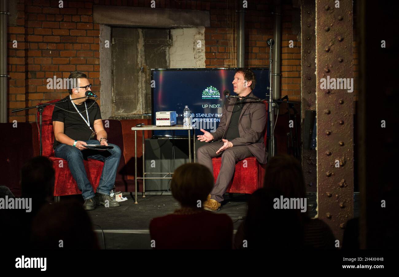 Bob Stanley im Gespräch mit Gideon Coe während des 6 Music Festival - Victoria Warehouse, Manchester Stockfoto