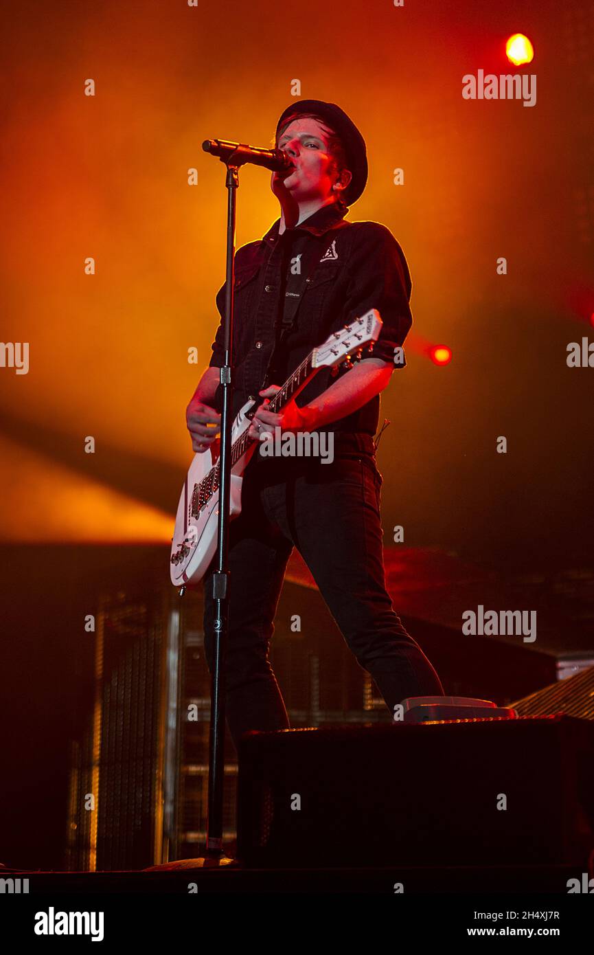 Patrick Stump von Fall Out Boy live auf der Bühne am 16. März 2014 im NIA in Birmingham. Stockfoto