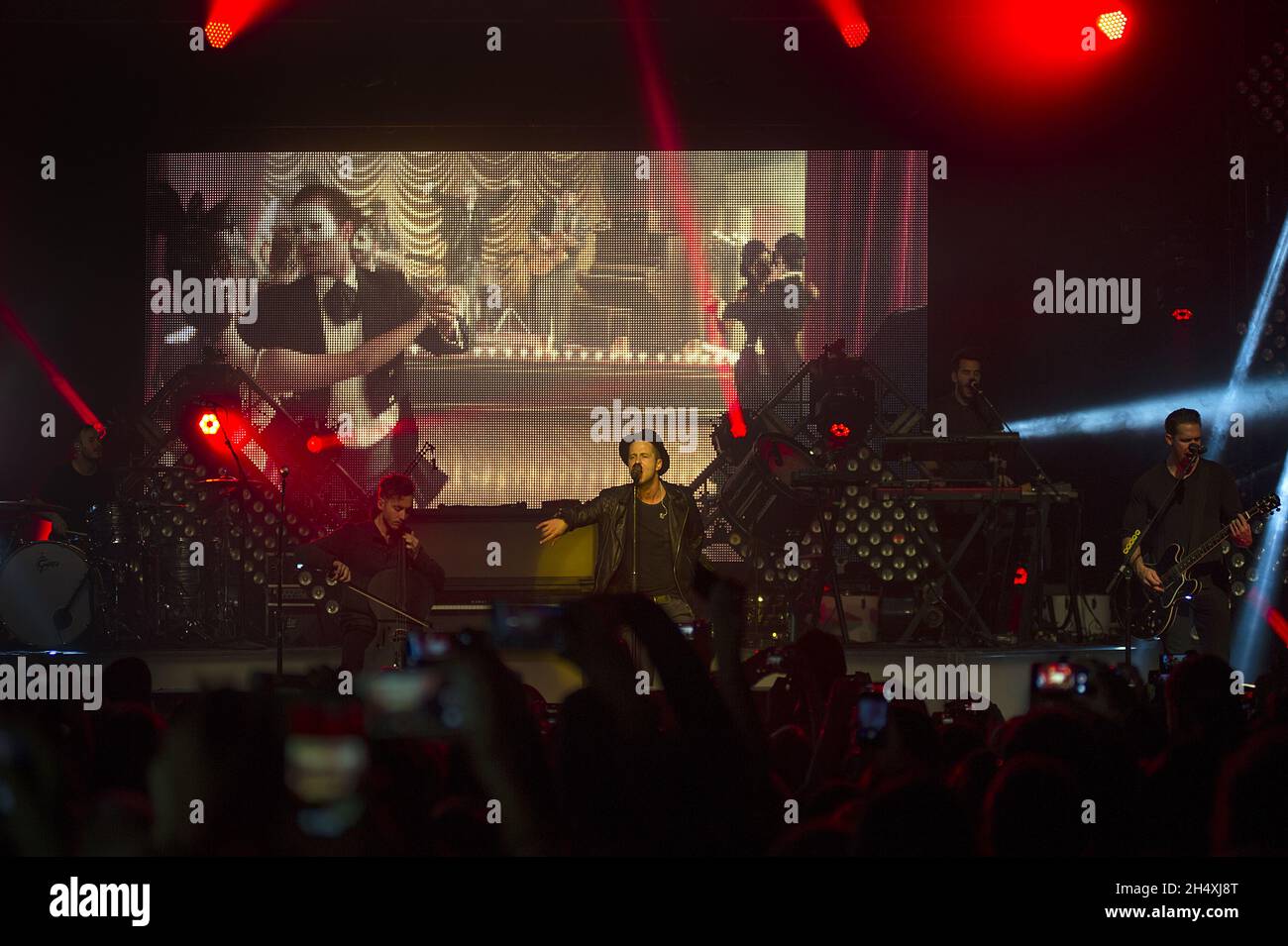 Drew Brown, Eddie Fisher, Brent Kutzle, Ryan Tedder und Zach Filkins von OneRepublic live auf der Bühne am 18. März 2014 in der 02 Academy - Birmingham Stockfoto