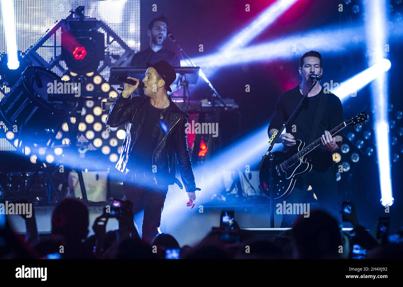 Drew Brown, Eddie Fisher, Brent Kutzle, Ryan Tedder und Zach Filkins von OneRepublic live auf der Bühne am 18. März 2014 in der 02 Academy - Birmingham Stockfoto
