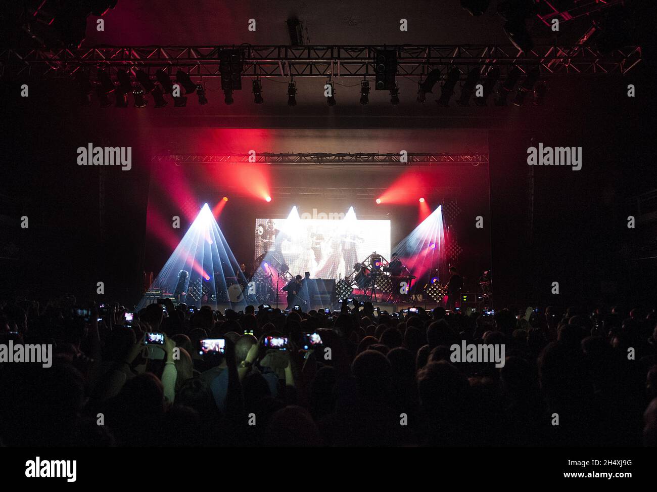 Drew Brown, Eddie Fisher, Brent Kutzle, Ryan Tedder und Zach Filkins von OneRepublic live auf der Bühne am 18. März 2014 in der 02 Academy - Birmingham Stockfoto