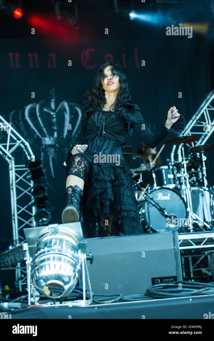 Cristina Scabbia von Lacuna Coil live auf der Bühne am 2. Tag des Bloodstock Open Air Festivals am 9. August 2014 in der Catton Hall, Derbyshire. Stockfoto