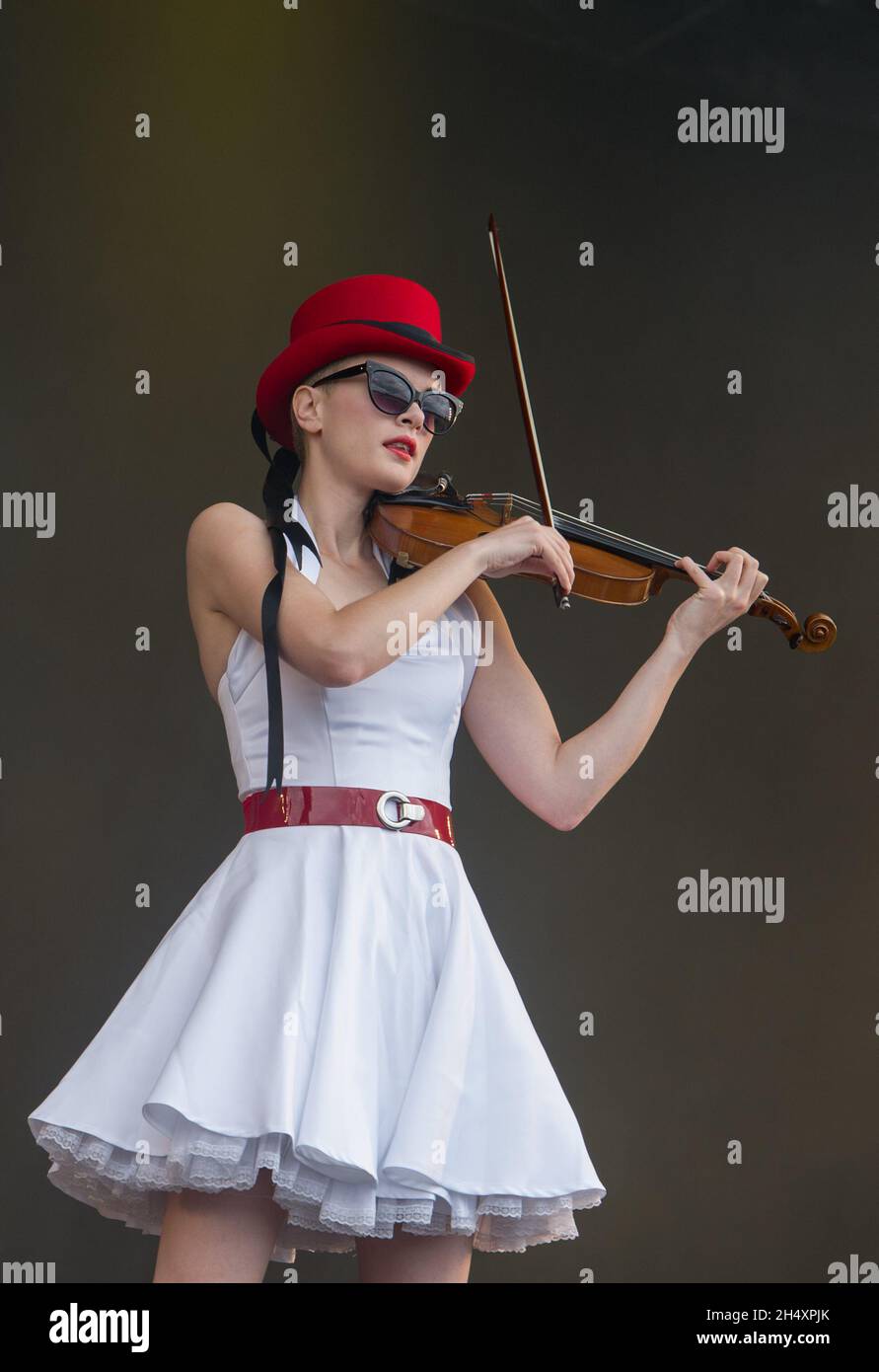 Erica Nockalls of the Wonderstuff live auf der Bühne am 1. Tag des V Festivals am 16. August 2014 im Weston Park, Staffordshire Stockfoto