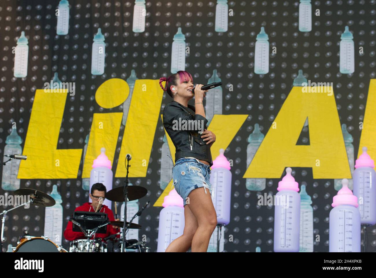 Lily Allen live auf der Bühne am 1. Tag des V Festivals am 16. August 2014 im Weston Park, Staffordshire Stockfoto