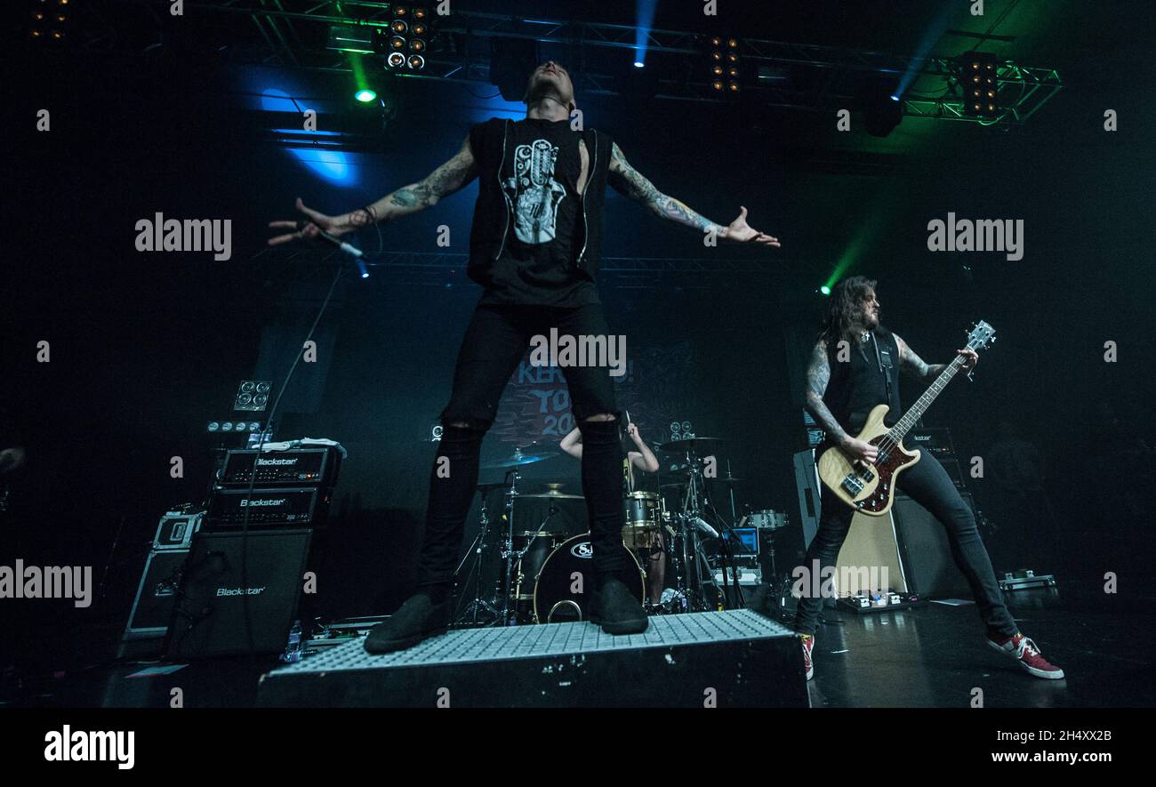 Daniel Winter-Bates of Bury Tomorrow live auf der Bühne während der Kerrang Tour 2015 in der 02 Academy am 19 2015. Februar in Birmingham, England. Stockfoto