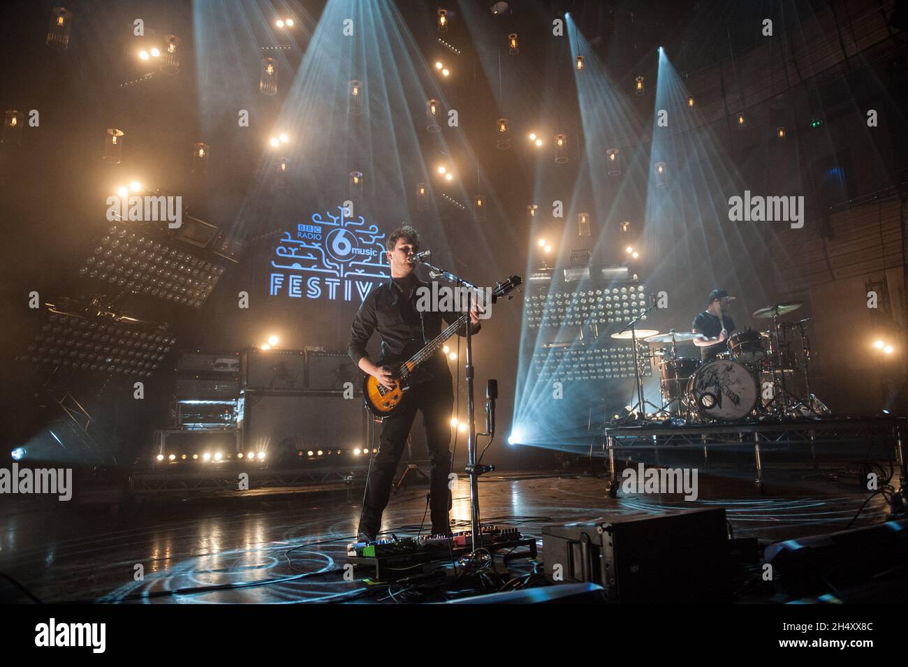 Mike Kerr und Ben Thatcher von Royal Blood leben am 2. Tag beim 6 Music Festival am 21. Februar 2015 im Sage Gateshead, Newcastle upon Tyne, Großbritannien, auf der Bühne Stockfoto