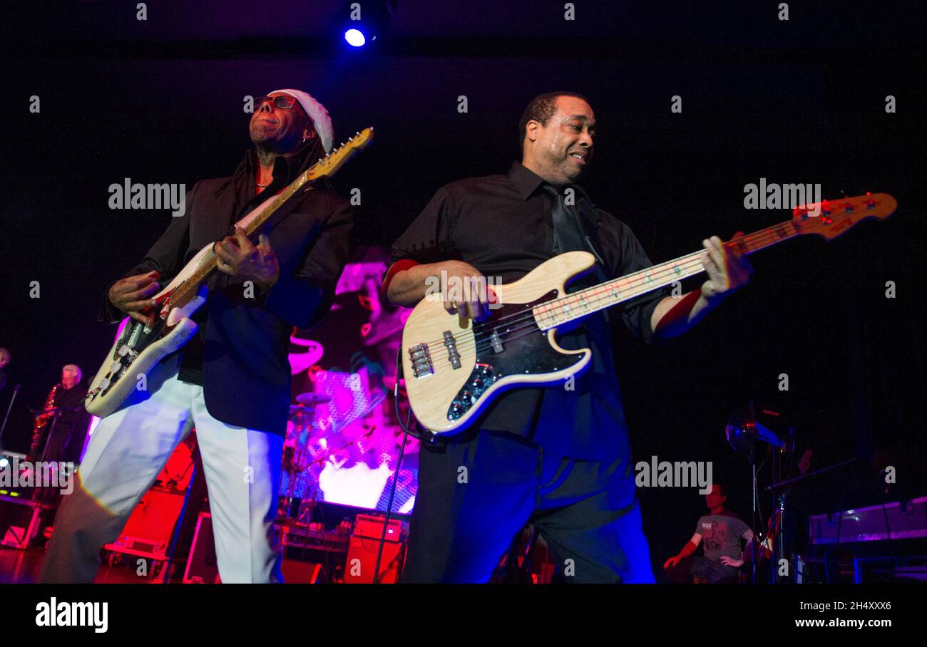 Nile Rodgers und Bernard Edwards von CHIC treten am 25. März 2015 in Birmingham, Großbritannien, live auf der Bühne der 02 Academy auf Stockfoto