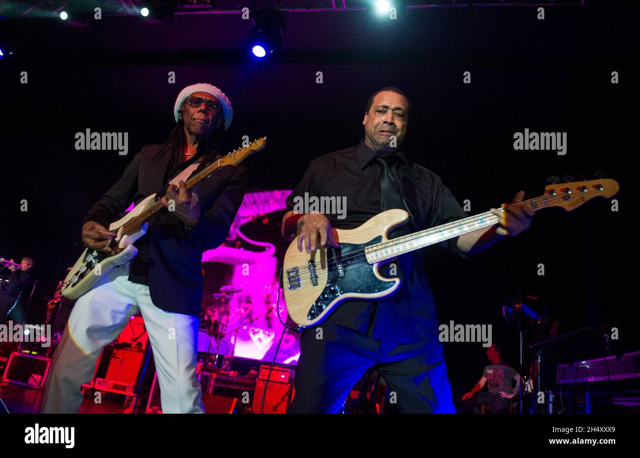Nile Rodgers und Bernard Edwards von CHIC treten am 25. März 2015 in Birmingham, Großbritannien, live auf der Bühne der 02 Academy auf Stockfoto