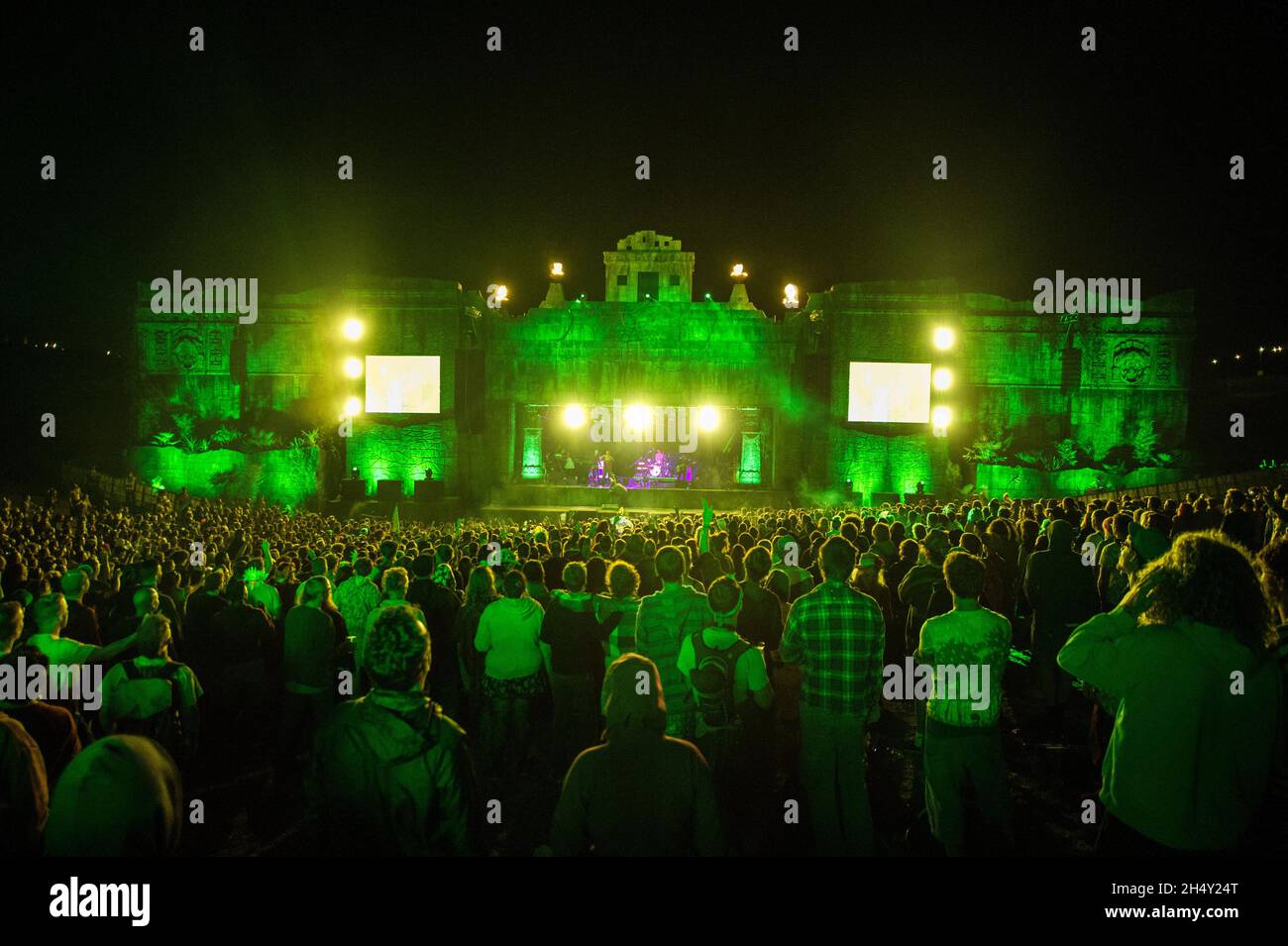 Blick auf die Lion's Den Stage und die Menge während der Skints-Vorstellung auf der Boomtown Fair am 16. August 2015 im Matterley Estate, Hampshire, Großbritannien Stockfoto