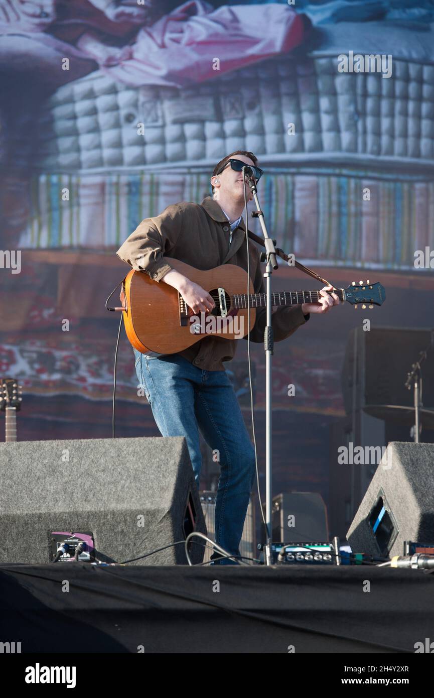 Jamie T tritt am 1. Tag des Leeds Festivals am 28 2015. August im Bramham Park, Yorkshire, Großbritannien, live auf der Bühne auf Stockfoto