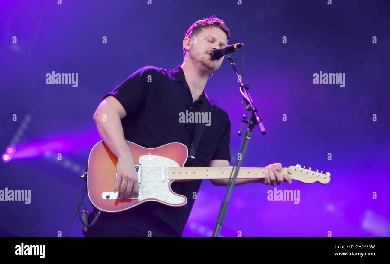 Joe Newman von Alt-J spielt am 2. August im 29 2015 Bramham Park, Yorkshire, Großbritannien, live auf der Bühne des Leeds Festivals Stockfoto