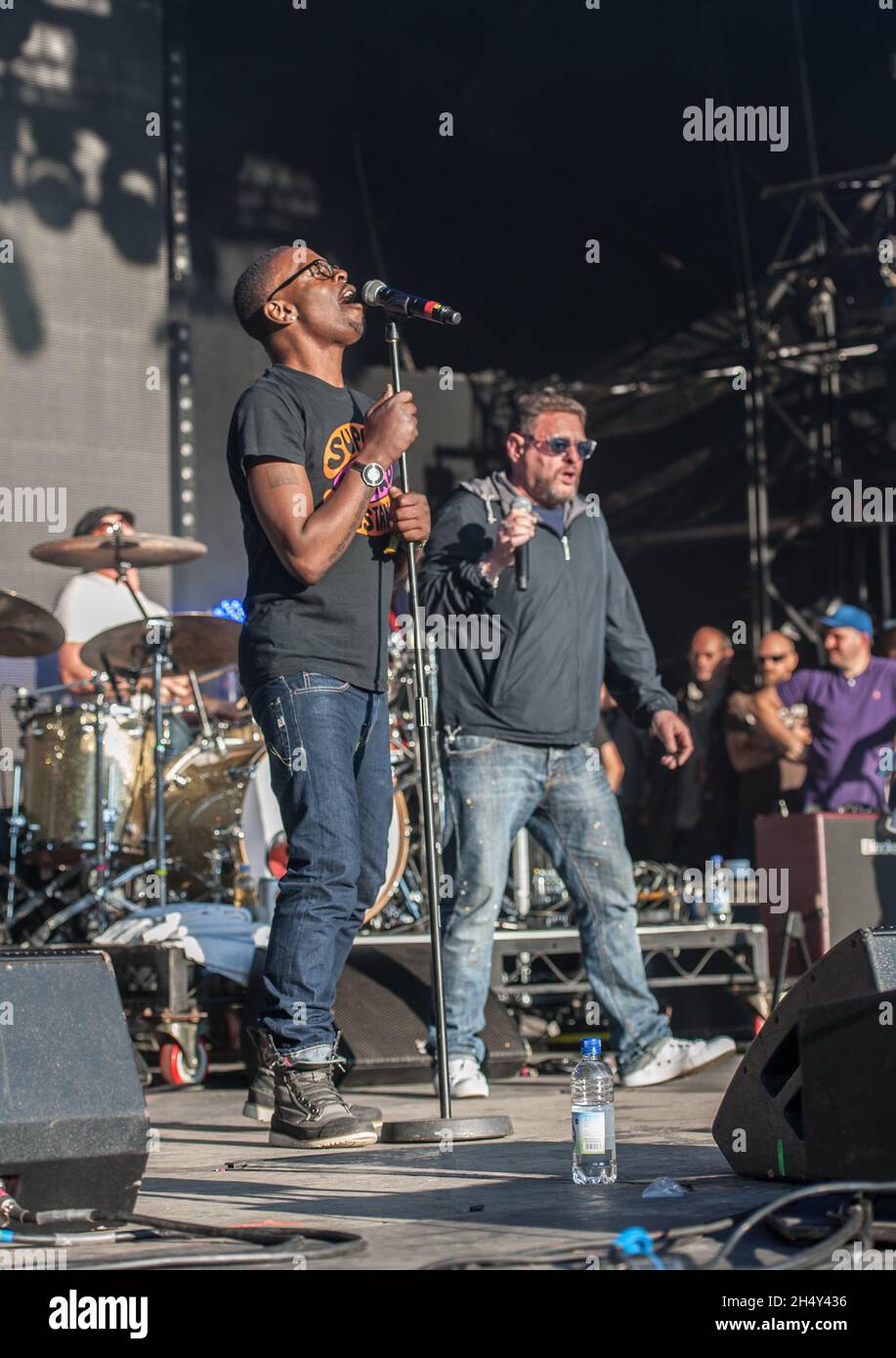 Shaun Ryder und Paul Leveridge von Black Grape treten am 3. Tag des Festivals Nr. 6 am 06. September 2015 in Portmeirion, Wales, Großbritannien, live auf der Bühne auf Stockfoto