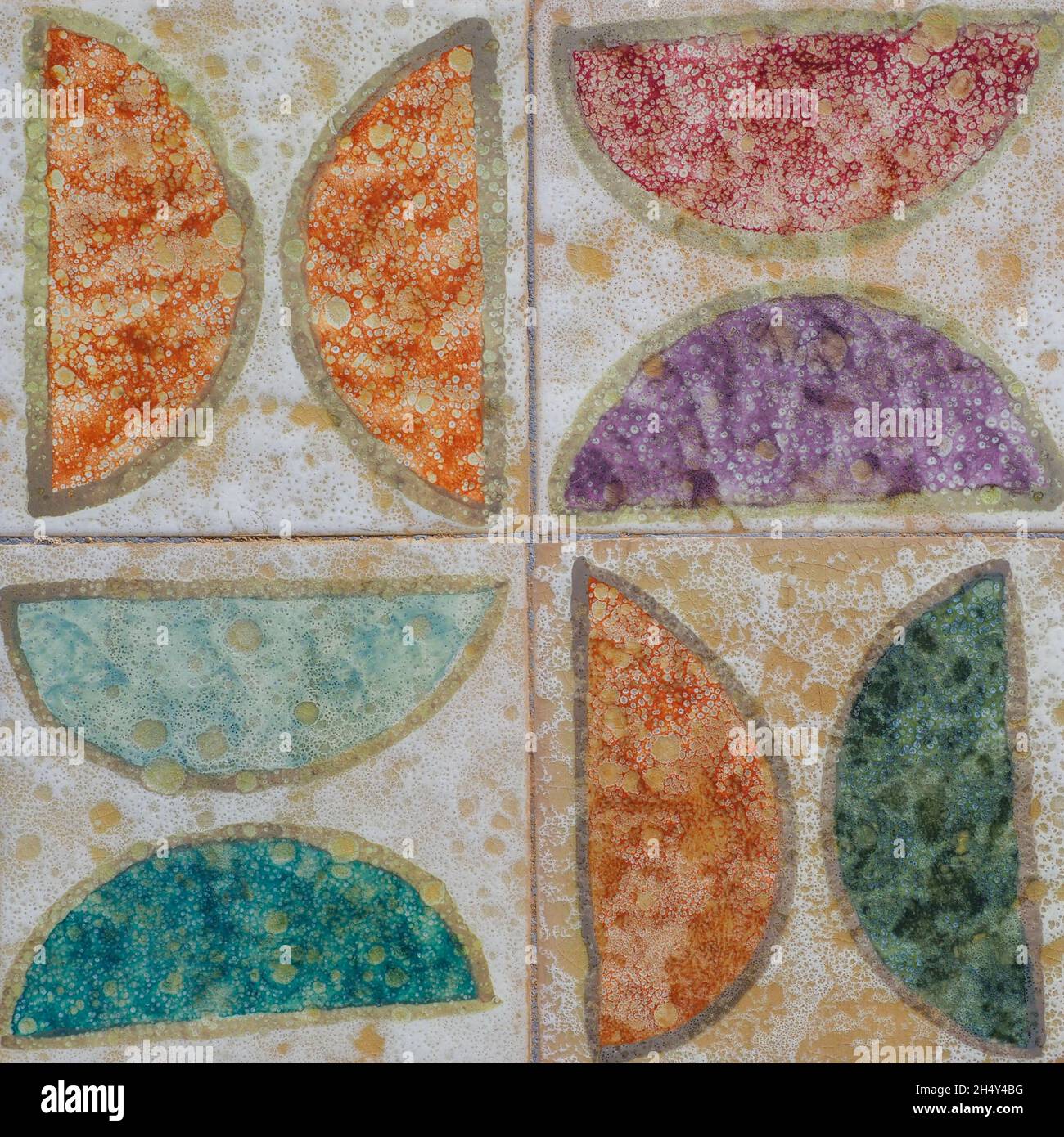 Fragment der Gebäudewand. Vintage Keramik Wandfliesen, Azulejos, Nahaufnahme. Abstrakt dekorativer Hintergrund. Traditionelle, prunkvolle portugiesische Architektur. Stockfoto