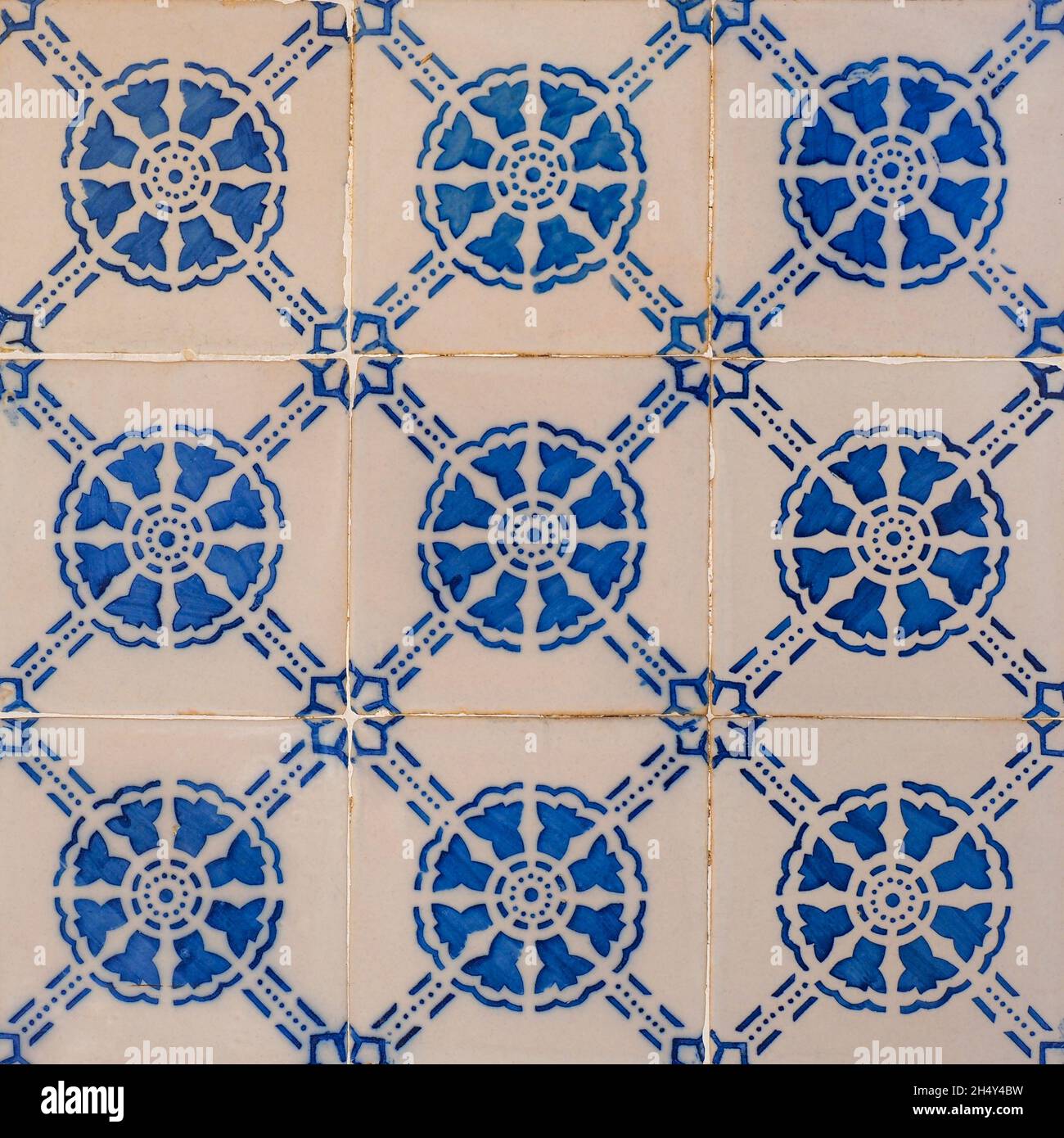 Fragment der Gebäudewand. Vintage Keramik Wandfliesen, Azulejos, Nahaufnahme. Abstrakt dekorativer Hintergrund. Traditionelle, prunkvolle portugiesische Architektur. Stockfoto