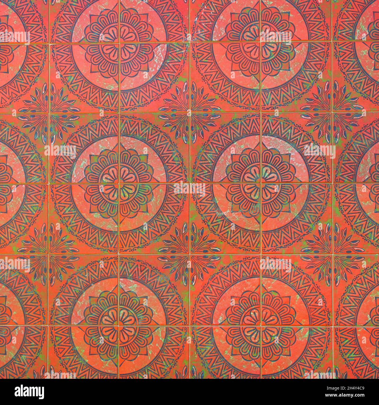 Fragment der Gebäudewand. Vintage Keramik Wandfliesen, Azulejos, Nahaufnahme. Abstrakt dekorativer Hintergrund. Traditionelle, prunkvolle portugiesische Architektur. Stockfoto