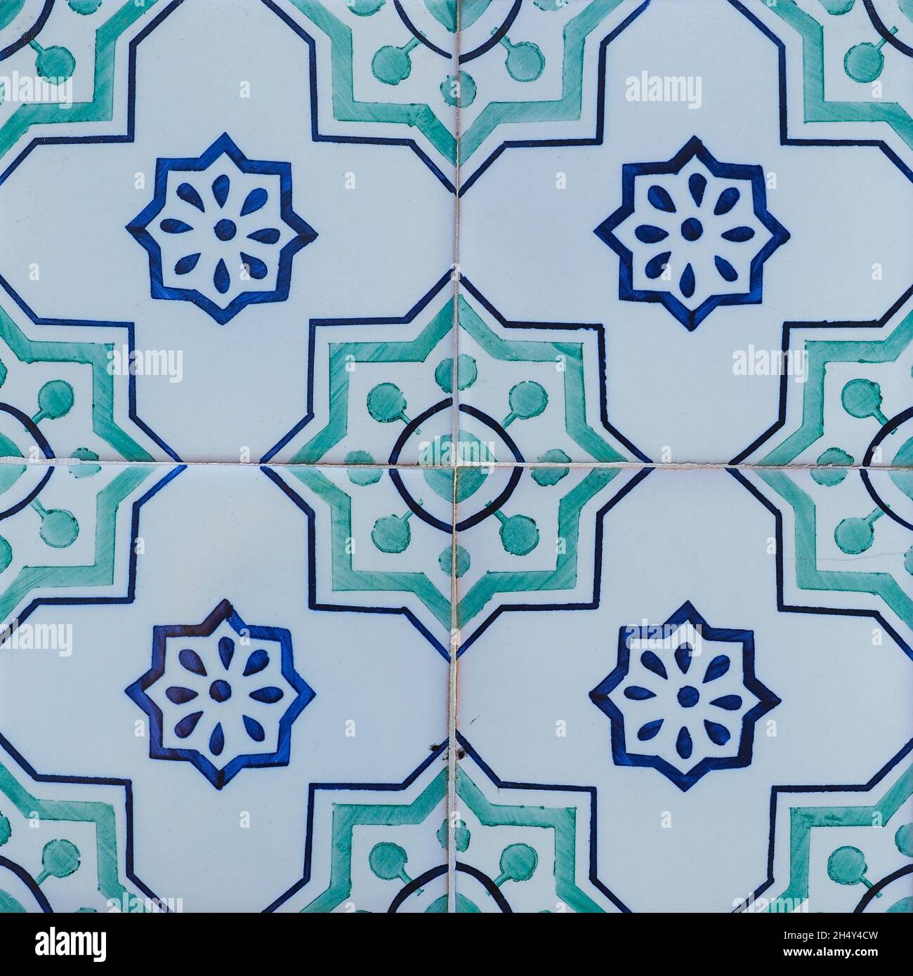 Fragment der Gebäudewand. Vintage Keramik Wandfliesen, Azulejos, Nahaufnahme. Abstrakt dekorativer Hintergrund. Traditionelle, prunkvolle portugiesische Architektur. Stockfoto