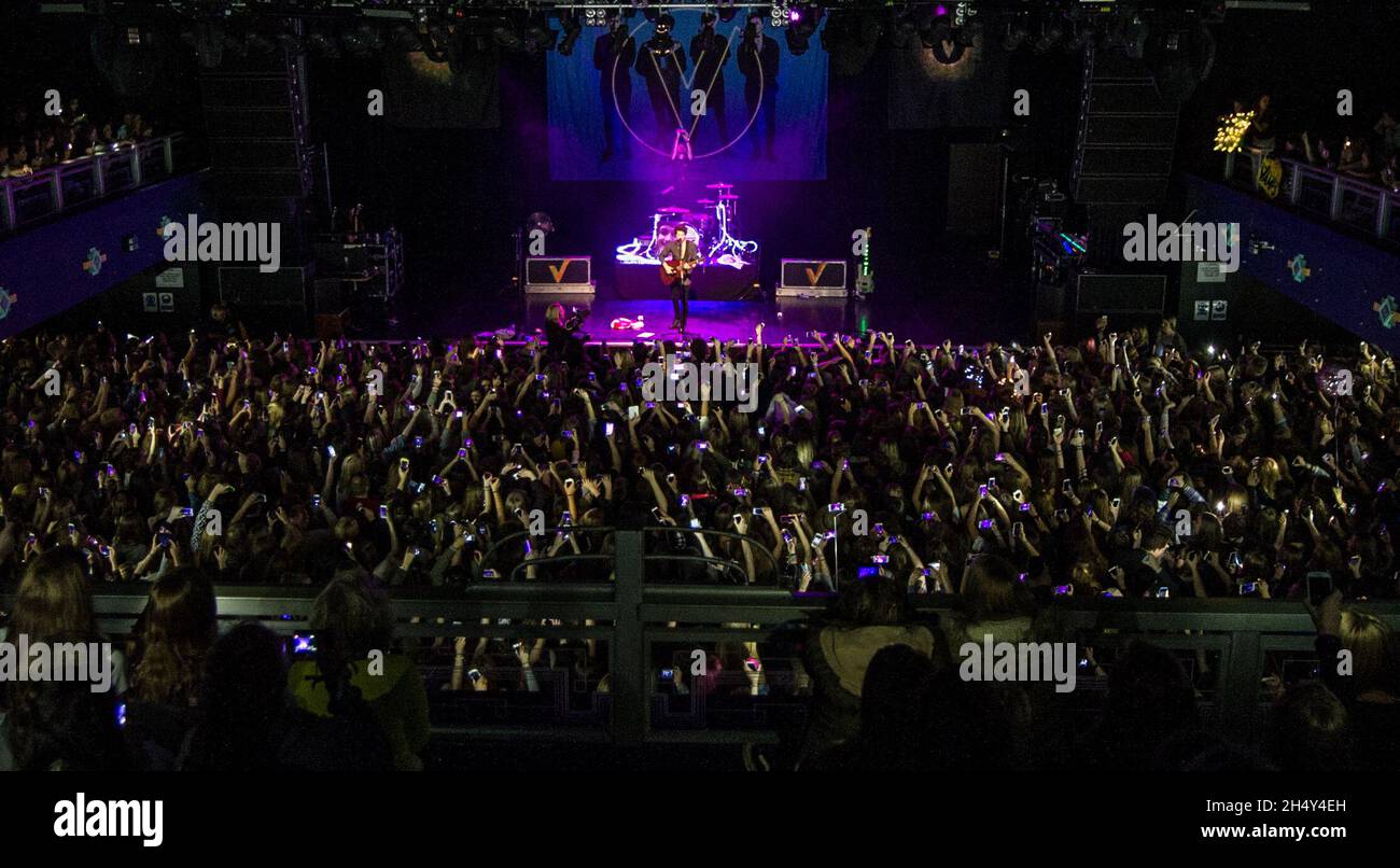 Publikum während der Vamps Live-Performance auf der Bühne für das Fanfest bei der Academy 02 am 28 2015. Oktober in Birmingham, Großbritannien Stockfoto