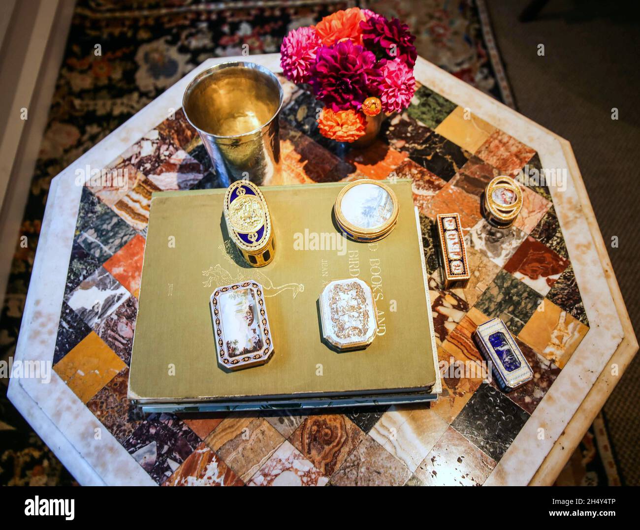 London UK 05. November 2021 die englische Druckdesignerin Molly Mahon bei Christie’s enthüllt ihre Zusammenarbeit mit Christie’s für die mit Spannung erwartete Herbstausgabe von The Collector in London. Details zu Goldschachteln von links nach rechts: Eine feine italienische Mikromosaik-Plakette im vergoldeten Metallrahmen, Rom, um 1810 (Schätzung: £6,000- 8,000); Eine kontinentale, goldmontierte Perlmutt-Schnuffbox, Italien oder Deutschland, um 1730, von einem europäischen Sammler (Schätzung: £3,000-5,000); ein Louis XVI Aventurin-Glas und Gold bonbonnière mit einer Miniatur von Claude-Pierre Pottier, Paris, 1783/1784 (Schätzung: £7,000- 10,0 Stockfoto