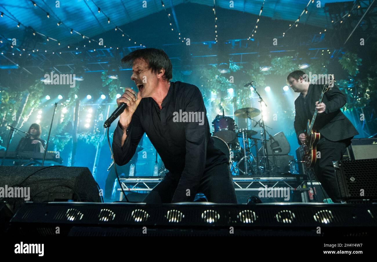 Brett Anderson aus Suede spielt live auf der Bühne am 2. Tag des 6 Music Festival at Motion am 13 2016. Februar in Bristol, Großbritannien Stockfoto